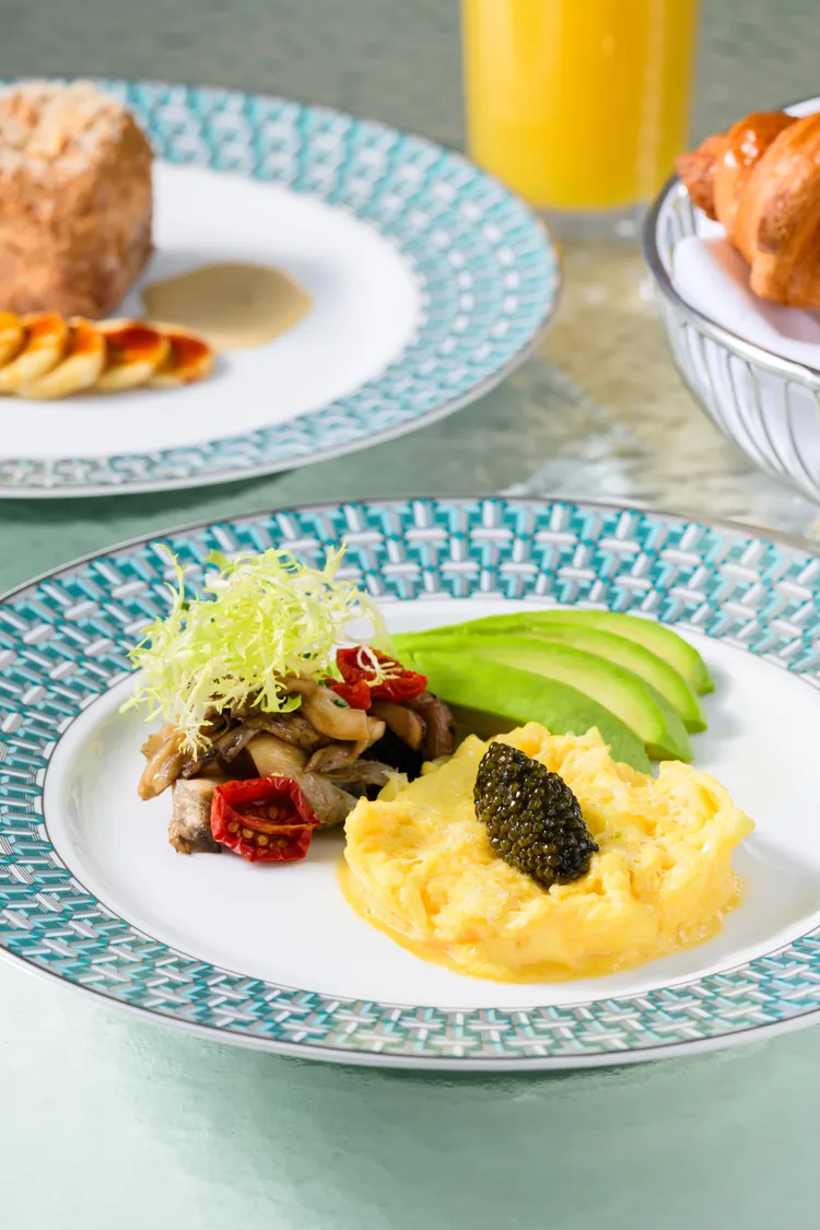 早餐以酥脆可頌搭配果醬。品牌提供