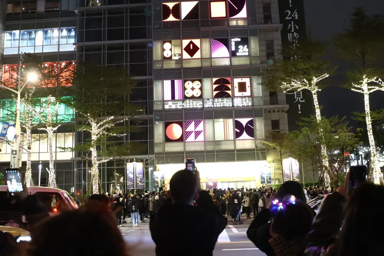 許多人來信義誠品道別拍照留念。彭欣偉攝