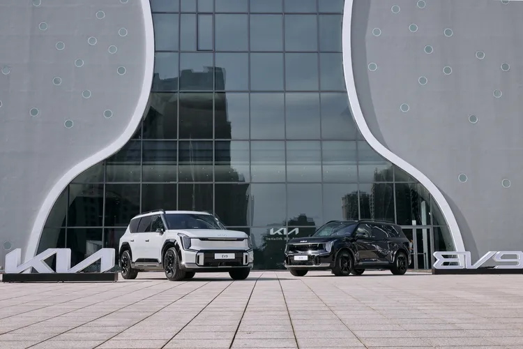 Kia EV9目前也於北中南三地舉辦「The Kia EV9「膽識‧勇創未來」全台巡展，首站從台中國家歌劇院展開。業者提供