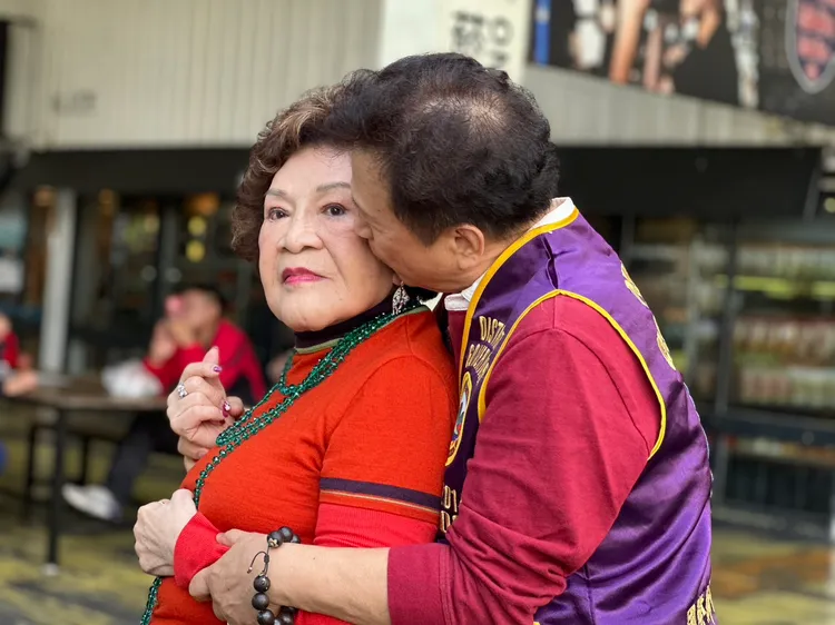 親一下是當然要的啦。趙大智攝