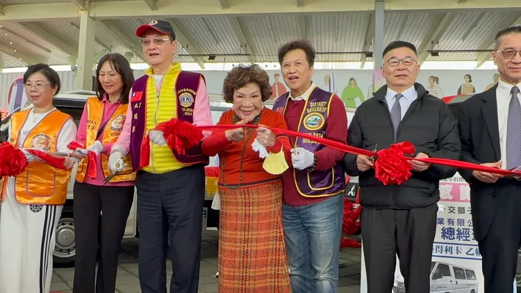 阿姑（中）為救護車啟用剪綵。趙大智攝