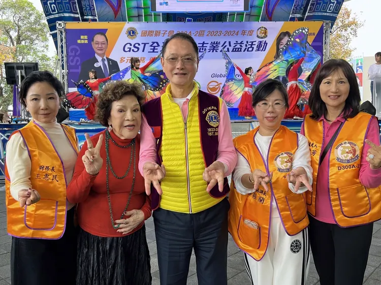 財務長王惠民（左起）、周遊、總監楊崇銘、協調長曹蕥蘭共襄盛舉。李朝永提供