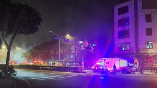 桃園中壢量販店夜半火警！竄大量濃煙　56名消防員搶救