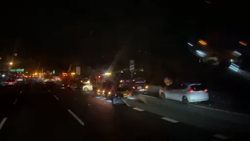 43輛車連環撞!H型鋼條散落 國道慘成大型停車場