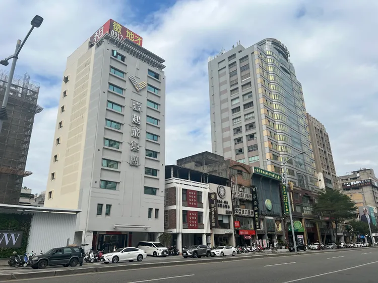 壹起飛集團在區段購入老舊商旅並改造成新商辦。葉家銘攝