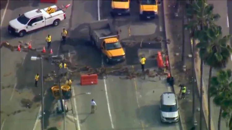 洛杉磯國際機場被擋住的路段。美聯社