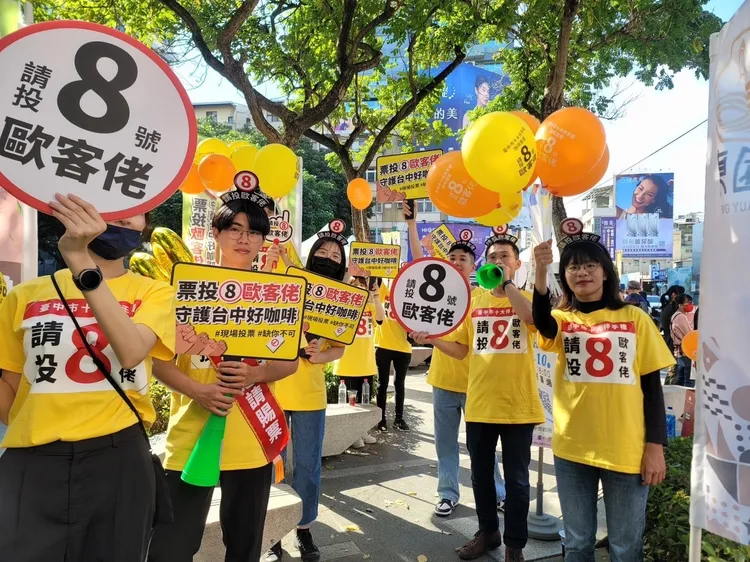 歐客佬員工在台中十大伴手禮活動中拉票。業者提供