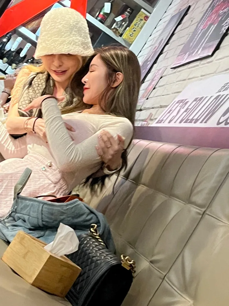 雪碧吃燒肉正嗨，席間抓謝侑芯E奶驗貨。雪碧提供