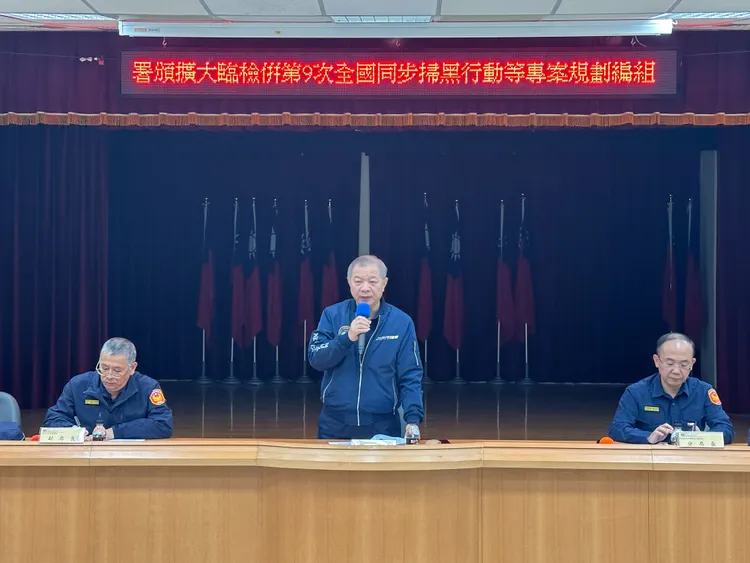 新北警察局長廖訓誠現身三重分局勤務行前會，勉勵同仁更加努力。翻攝畫面