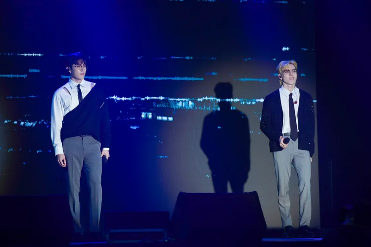 李成烈（左）、張東雨在夜市體驗「人生4格」拍貼機。SHOW Office提供