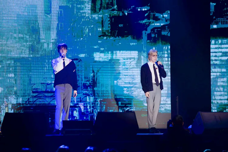 李成烈（左）、張東雨昨天抵台去逛夜市釣蝦。SHOW Office提供