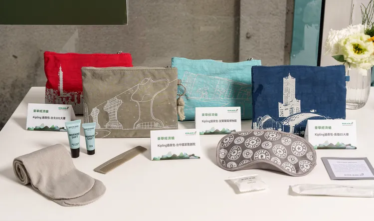 長榮航空豪華經濟艙長程航線的比利時流行品牌Kipling過夜包。業者提供