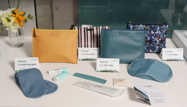 豪華經濟艙長程航線提供義大利知名品牌FURLA過夜包。業者提供
