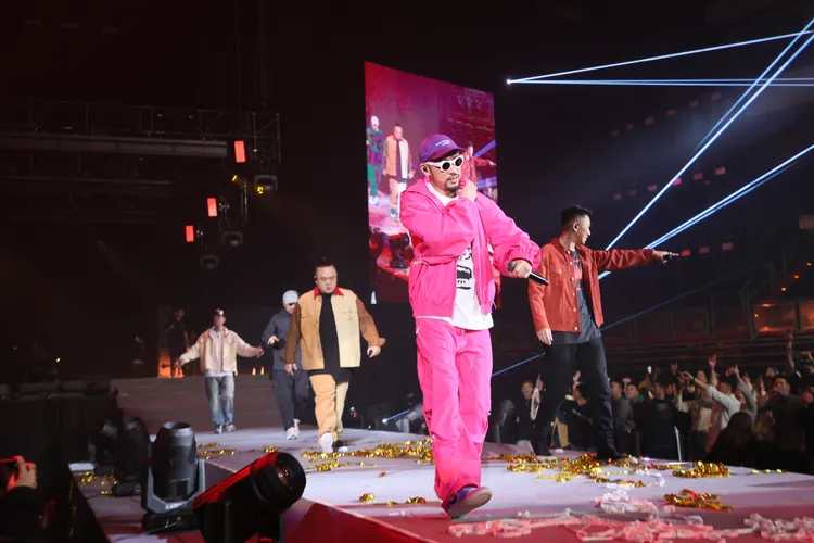 「兄弟本色」登場嗨唱《FLY OUT》。本色音樂提供