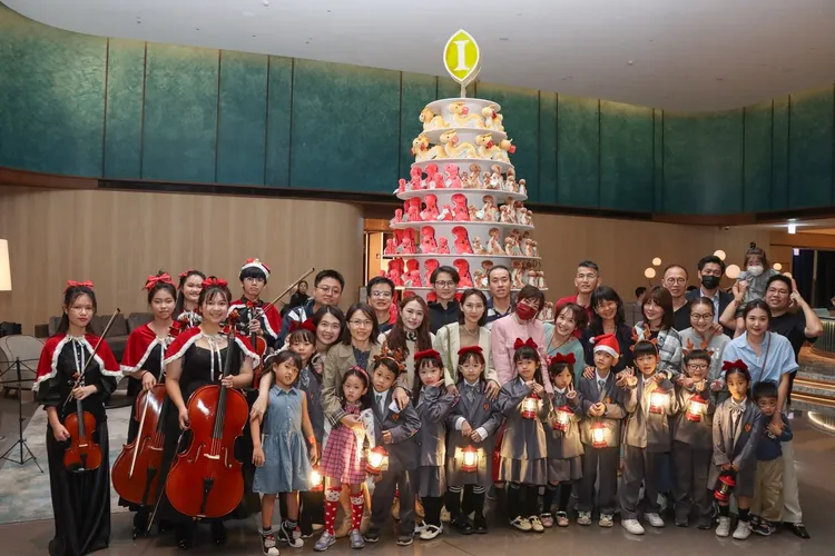 高雄市立新興高級中學國、高中室內樂團，日前至高雄洲際酒店為聖誕點燈儀式共襄盛舉。業者提供