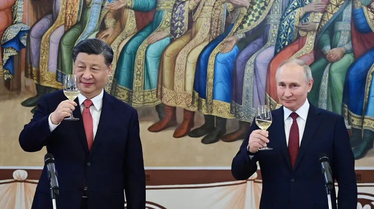 英國國防大臣夏普斯認為，如果俄羅斯總統普丁（右）的非法侵略獲得勝利，將對中國國家主席習近平（左）傳達錯誤訊息。資料照片