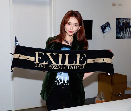 直击｜林志玲摆「招牌加油」把帅尪穿上身！嘴甜替AKIRA打100分