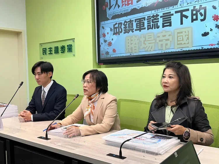 無黨籍立委候選人曾玟學（左）25日與民進黨立法院黨團幹事長劉世芳（中）、民進黨立委林楚茵（右）共同召開記者會。潘袁詩羽攝
