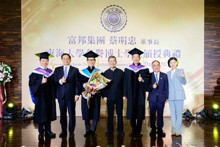 東海大學今(18)日舉行頒授富邦集團董事長蔡明忠(左三)名譽管理博士學位典禮，前副總統蕭萬長(左四) 、前台大校長管中閔(左二)蒞臨致詞，台中市副市長王育敏(右一) 、台大校長陳文章(右二)到場觀禮。