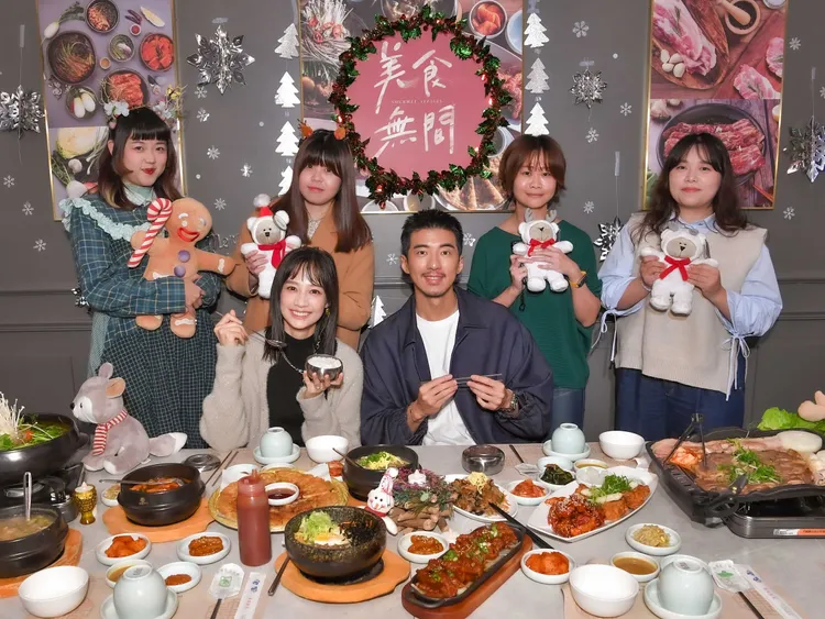 傅孟柏（前右）和簡嫚書陪同《美食無間》粉絲一起用餐聚會。發起日影視提供