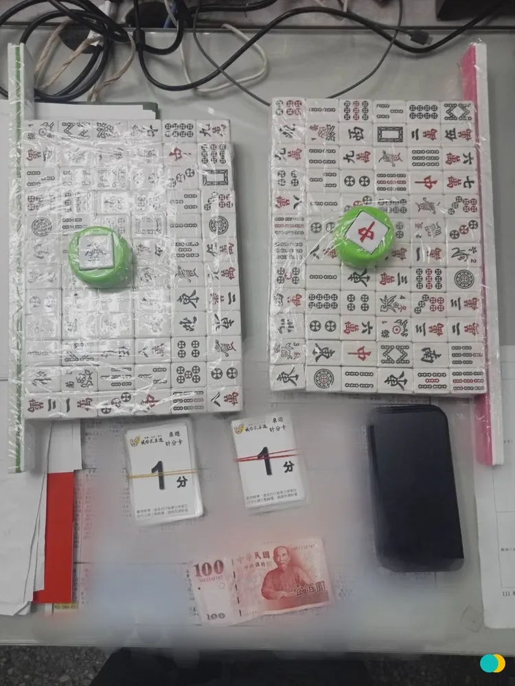 現場查扣賭具與賭資。翻攝畫面