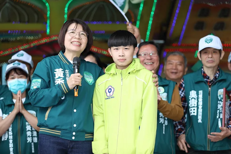 參加「2023亞洲盃技能競賽」拿到電氣裝配青少年組金牌的花壇國小校友許有崴，也到場力挺黃秀芳。民眾提供