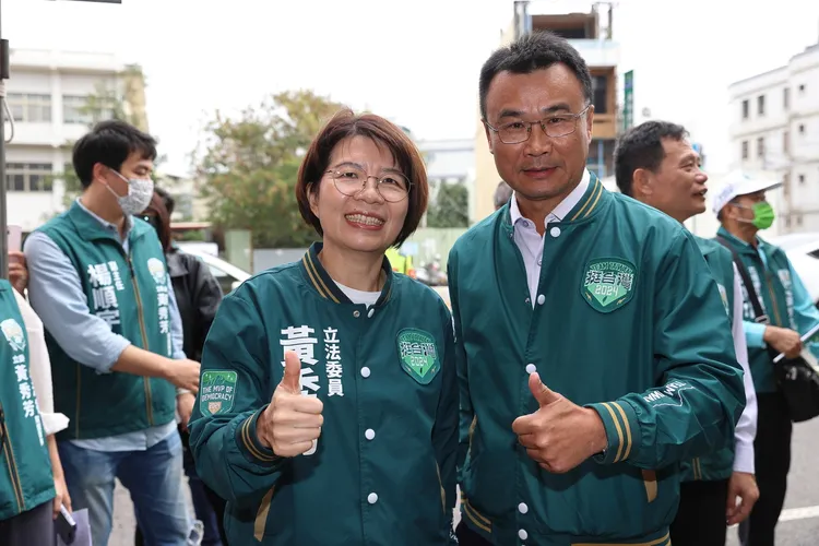 農業部前部長陳吉仲為黃秀芳站台。民眾提供