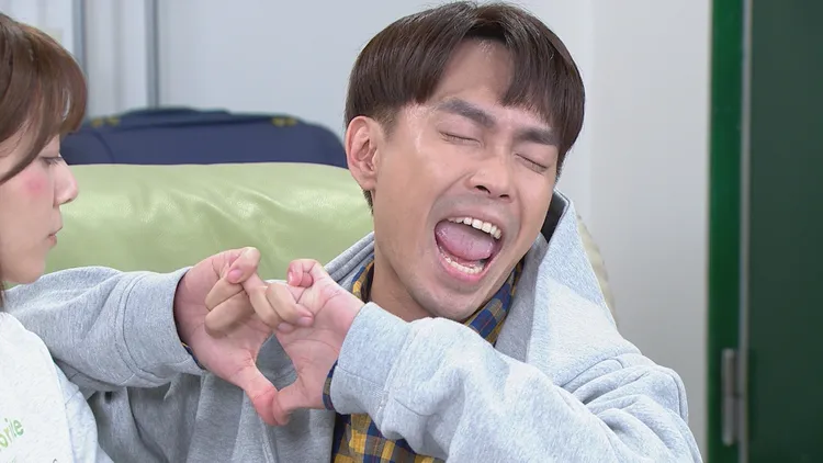 許仁杰《愛的榮耀》中逗周宇柔開心。民視提供