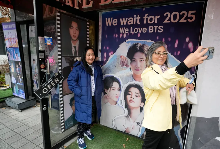 首爾街頭的BTS應援看板。美聯社