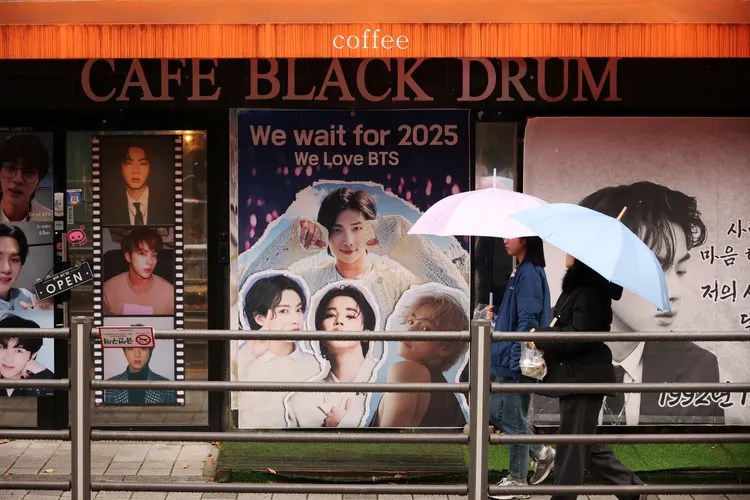 首爾街頭的BTS應援看板。路透社