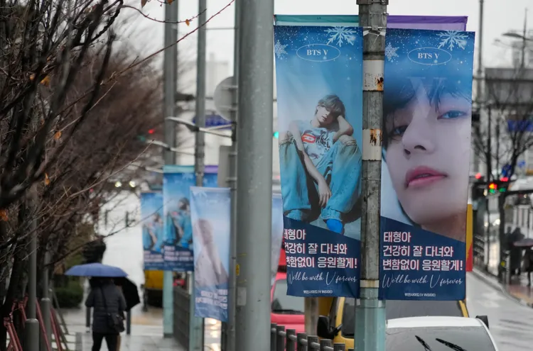 首爾街頭的BTS應援旗子。美聯社