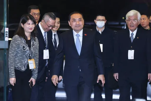 政见会｜侯友宜射「守护劳工7箭事」　基本薪资33000！批民进党执政对劳工粗暴、台湾成低薪之岛