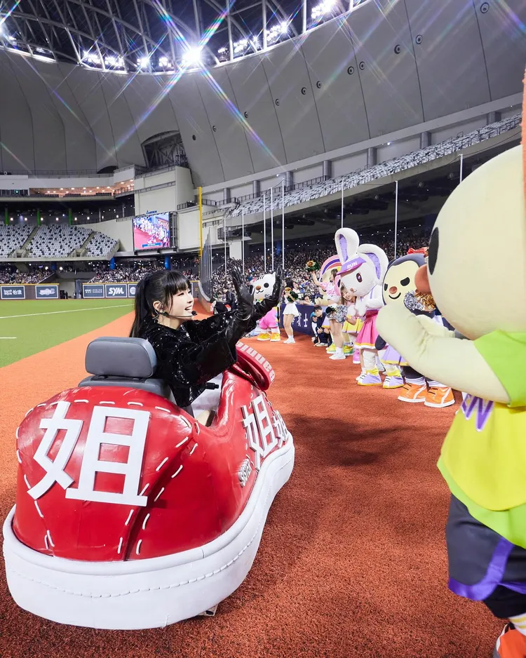 謝金燕開著球鞋造型「姐姐戰車」繞行球場。翻攝自謝金燕臉書
