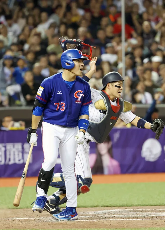 2023亞洲棒球錦標賽冠軍戰10日上演台日對決，台灣隊陳聖平（左）比賽尾聲代打上陣，與日本投手纏鬥10球後吞下三振，成為最後一個出局數，台灣確定「銀」恨。中央社