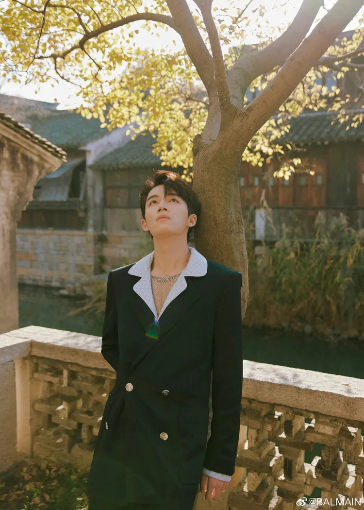王星越與「情敵」張凌赫選在同天一起換上BALMAIN 2024早春系列。品牌提供