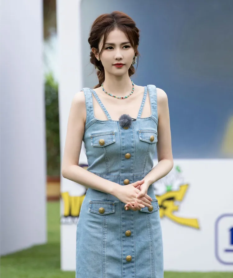 白鹿在節目中換上BALMAIN紐扣裝飾牛仔無袖連衣裙。翻攝愛奇藝100萬個約定微博