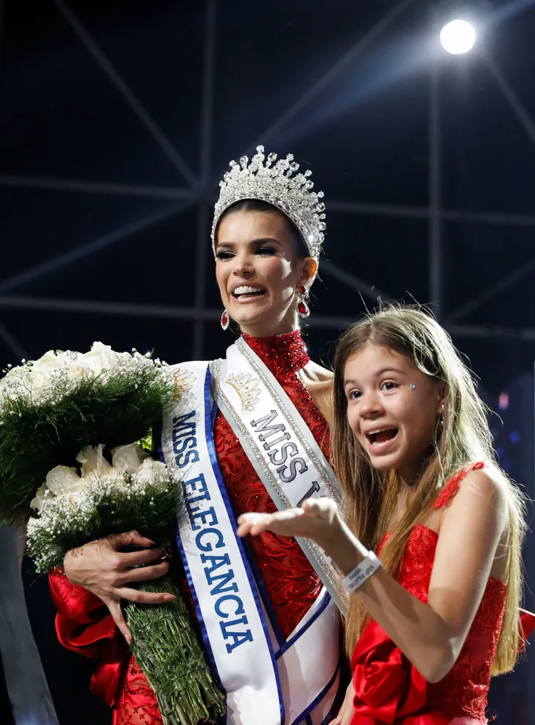 馬奎斯（左）封后，女兒興奮衝上台。路透社