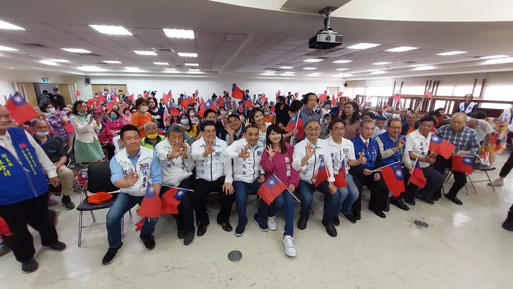 侯友宜下午到高雄市黨部，出席侯康高雄競選總部後援會授證。凃建豐攝