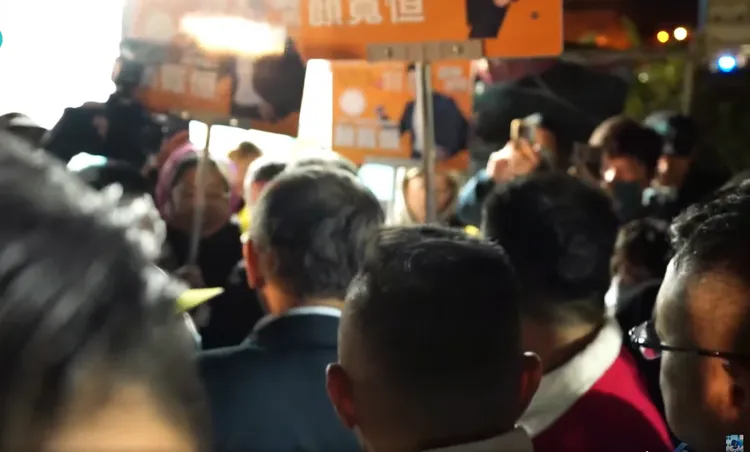 柯文哲昨晚前往鹿峰夜市掃街，在夜市門口巧遇穿著耶誕老人服裝的顏寬恒。翻攝柯文哲影片