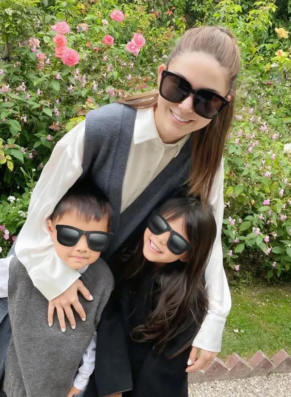 昆凌摟著8歲女兒Hathaway及6歲兒子Romeo。翻攝昆凌小紅書