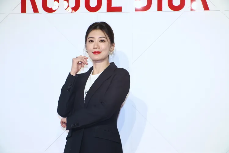 賈靜雯抹上最愛的#999。攝影中心攝