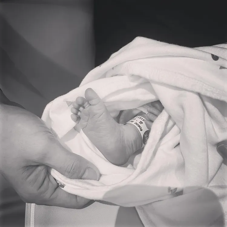 李珉廷和女兒度過第一個聖誕節，腳環曝光出生體重為3090克。翻攝李珉廷IG