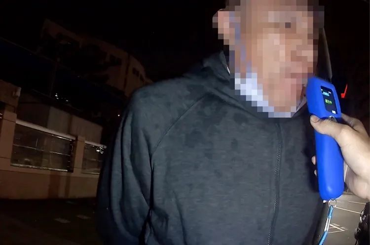 李男拍打胸脯，要把體內酒氣拍掉後再吹，但結果還是沒過。翻攝畫面