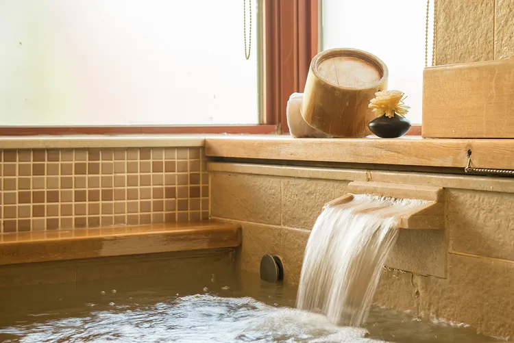 福容福隆店「福隆海洋溫泉」舒緩運動後的乳酸堆積，浸泡完皮膚形成薄膜，摸起來滑順稚嫩。業者提供