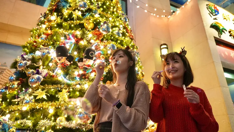 福容淡水漁碼店同步推出「乘夢泡泡節」，每週五六日晚上7點「幸福瞬間」及「祈願吹泡泡」，帶來滿滿氛圍感。業者提供