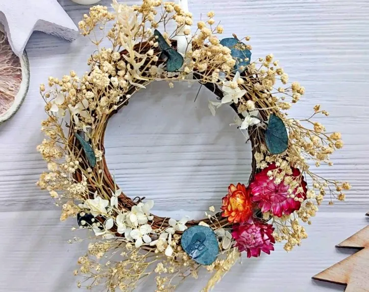 福容花蓮店今年首度推出「聖誕花圈 聖誕樹」手作DIY活動，每組250元。業者提供