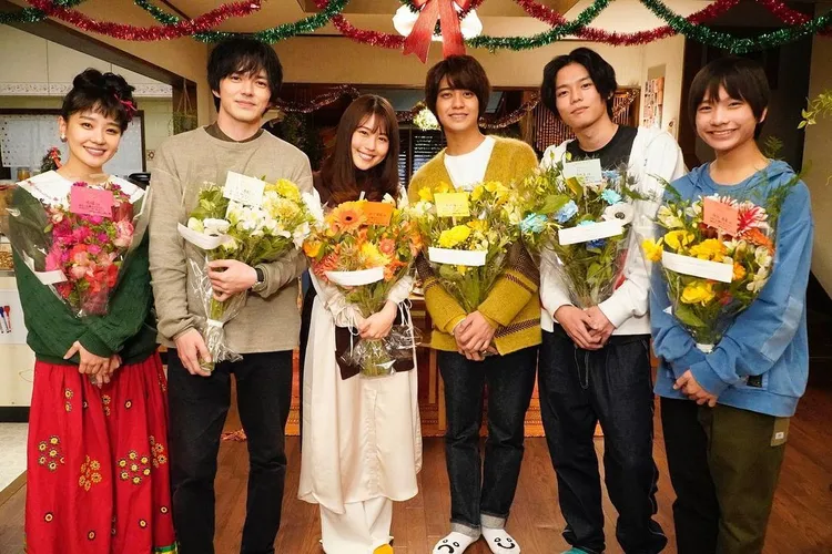 有村架純（左三）劇中情歸林遣都（左二），高橋海人（右三）則和姐姐的閨蜜奈緒（左）配對。翻攝anekoi.tue21 IG