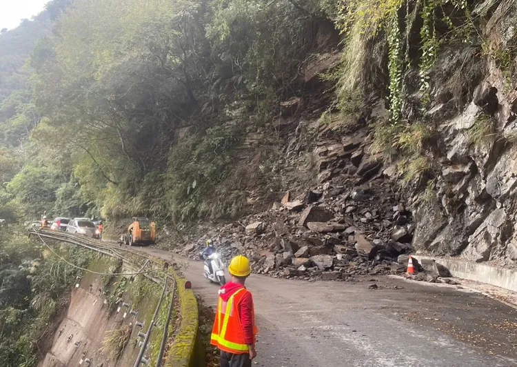 現場落石。大溪警分局提供