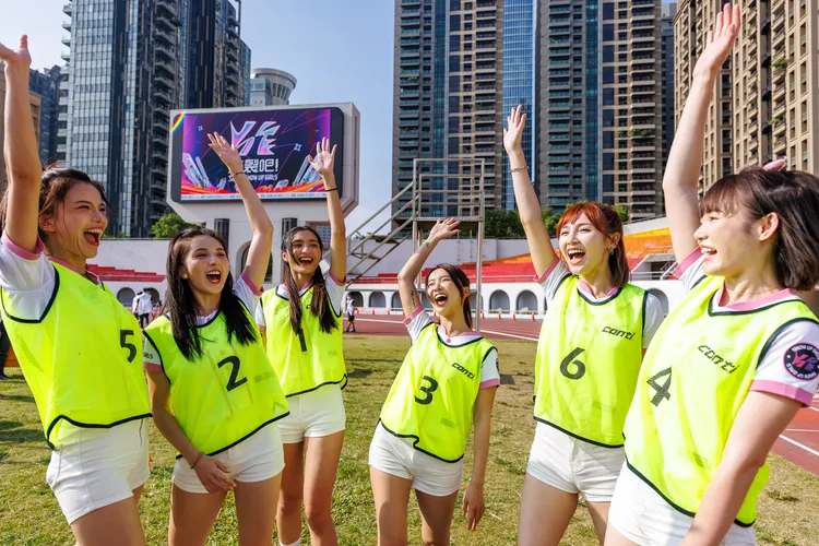女星謝凱蒂（左起）、DORA、莎莎、張雅涵、草莓、吳心緹等參加比賽。好看娛樂提供