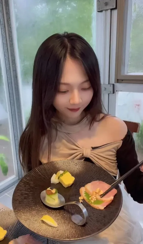 和食物拍照，吃相好萌啊。IG@shelly0.0 提供